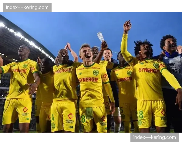 南特球迷在比赛第49分钟集体鼓掌，纪念已故前主席基塔