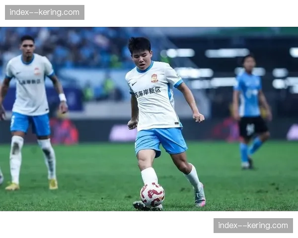 前英超体能师加盟武汉三镇教练组,负责优化球员在高强度比赛下的跑动经济性